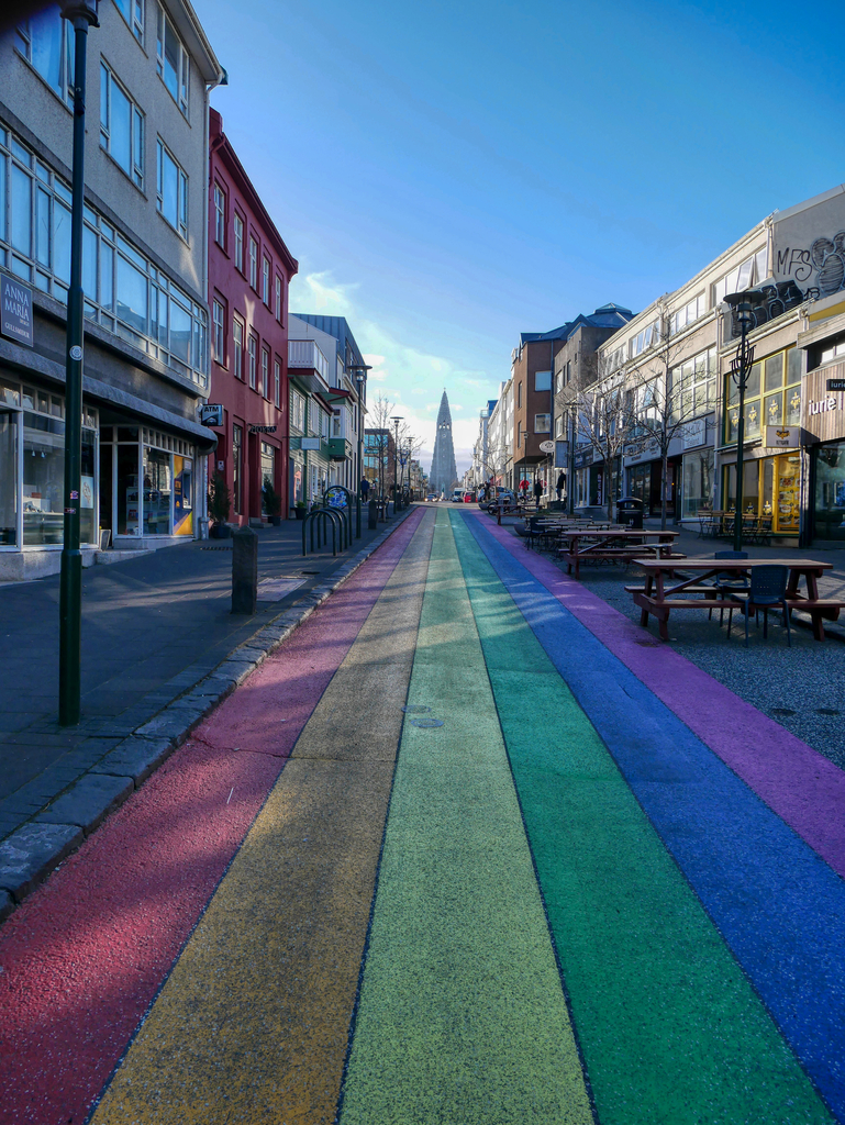 La célèbre rue Skolavoerdustigur alias la rue « arc-en-ciel », Voyage en van