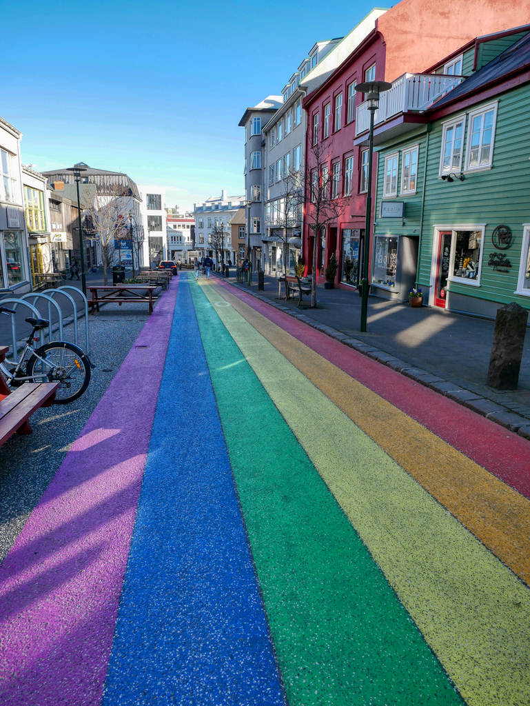 La célèbre rue Skolavoerdustigur alias la rue « arc-en-ciel », Voyage en van