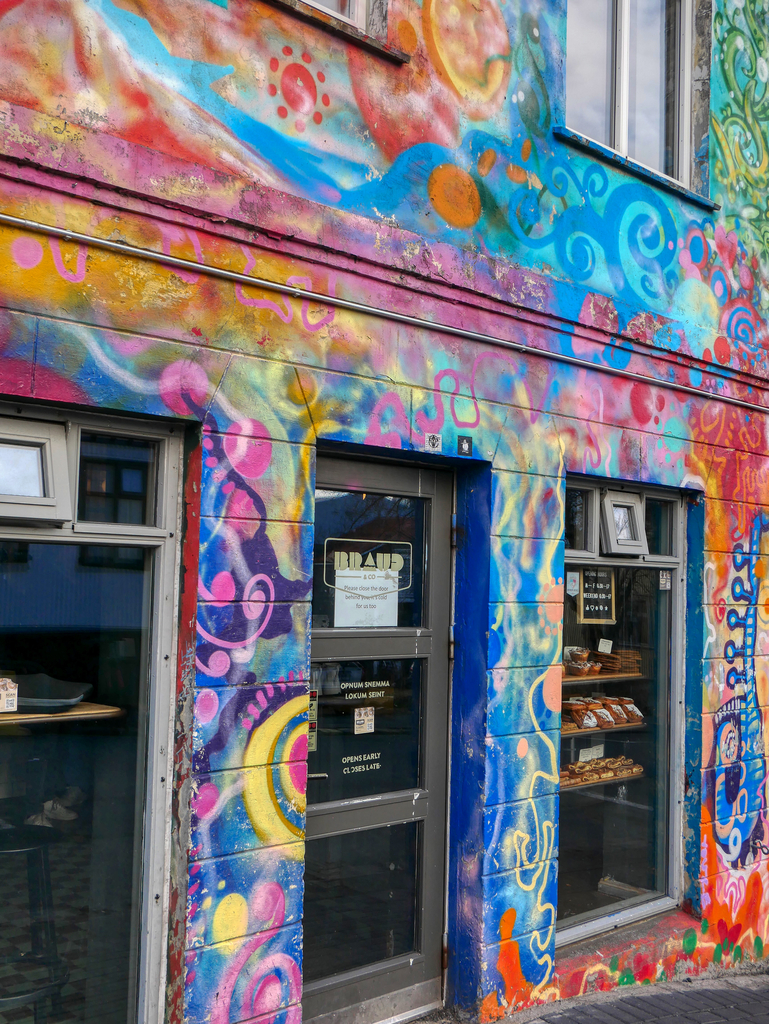 Devanture à Reykjavik, Voyage en van