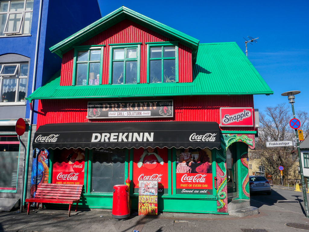 Devanture Reykjavik, Voyage en van