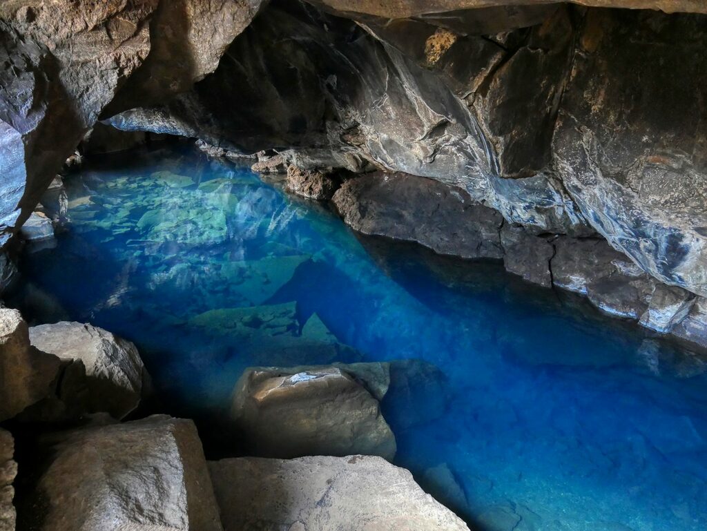 Grjótagjá, Voyage en van