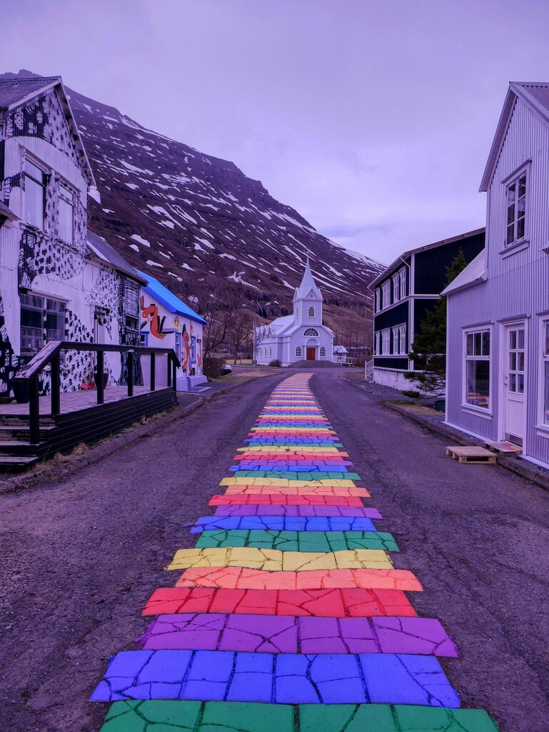 Rainbow Street Seyðisfjörður, Voyage en van